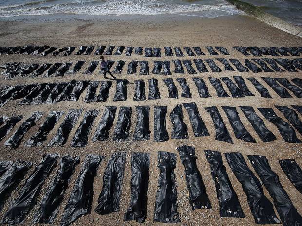 #DontLetThemDrown <a href="/AmnestyUK/">Amnesty UK</a> puts 200 body bags on Brighton beach in EU migrant disaster protest