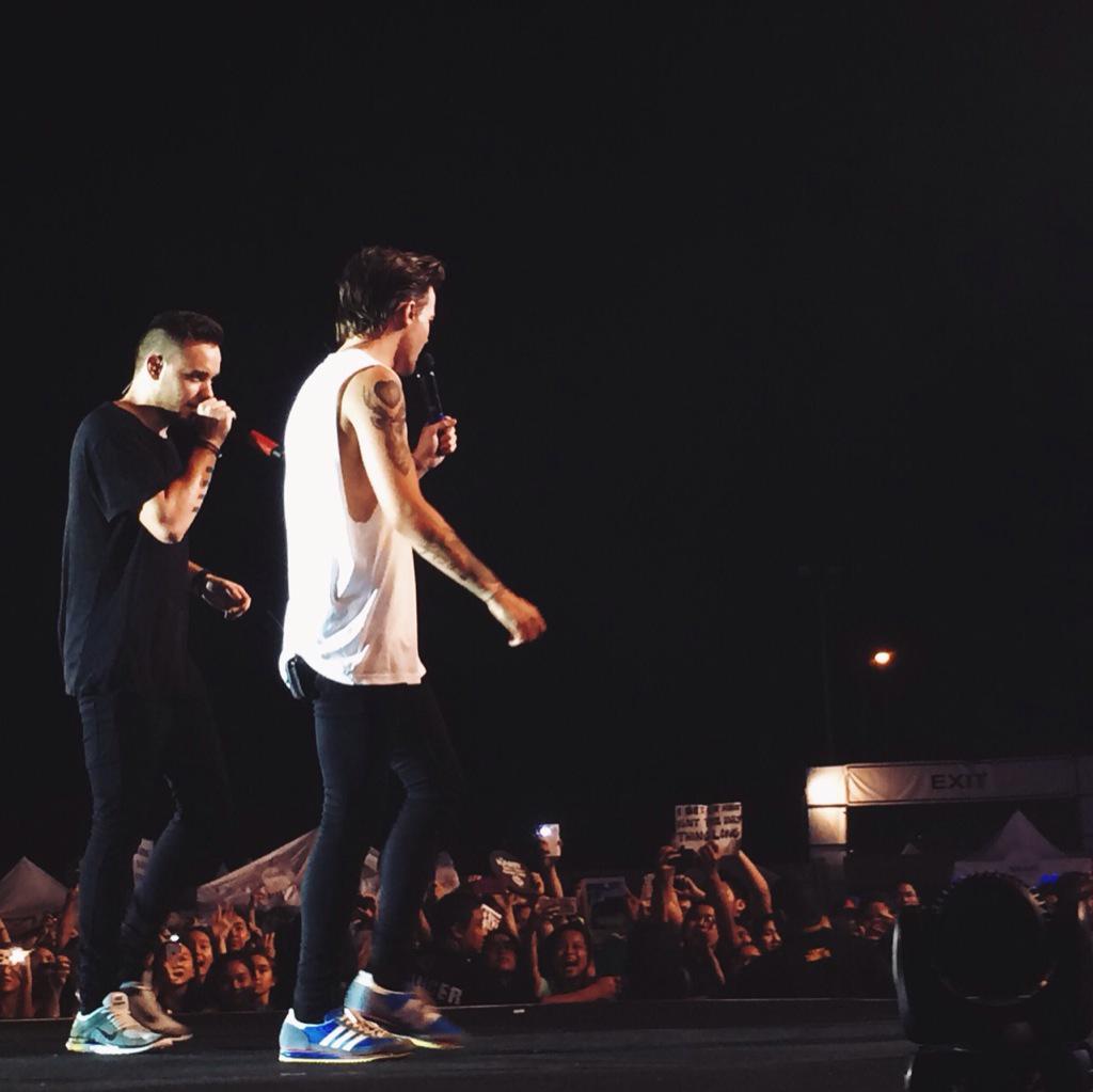 alexgmarquez's tweet photo. Baby look what you've done to me OH baby look what you've done NOOoow OH #aboutamonthagOH #OneDirectionMNL 💕🎶 http://t.co/xrm9ZSZufh