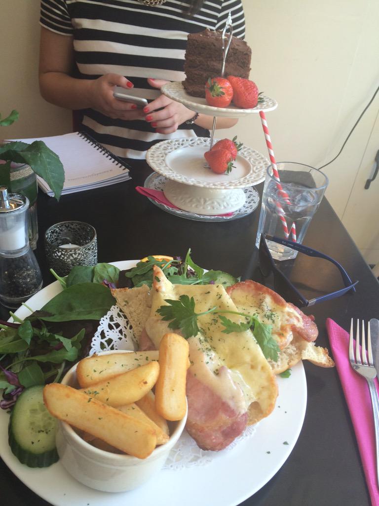 SianiieeB's tweet image. @HalladaysT with @LilyFitzG #HalladaysTeaRooms #SummerFood #FoodPorn 🙋🏼😍😋🌷☀️