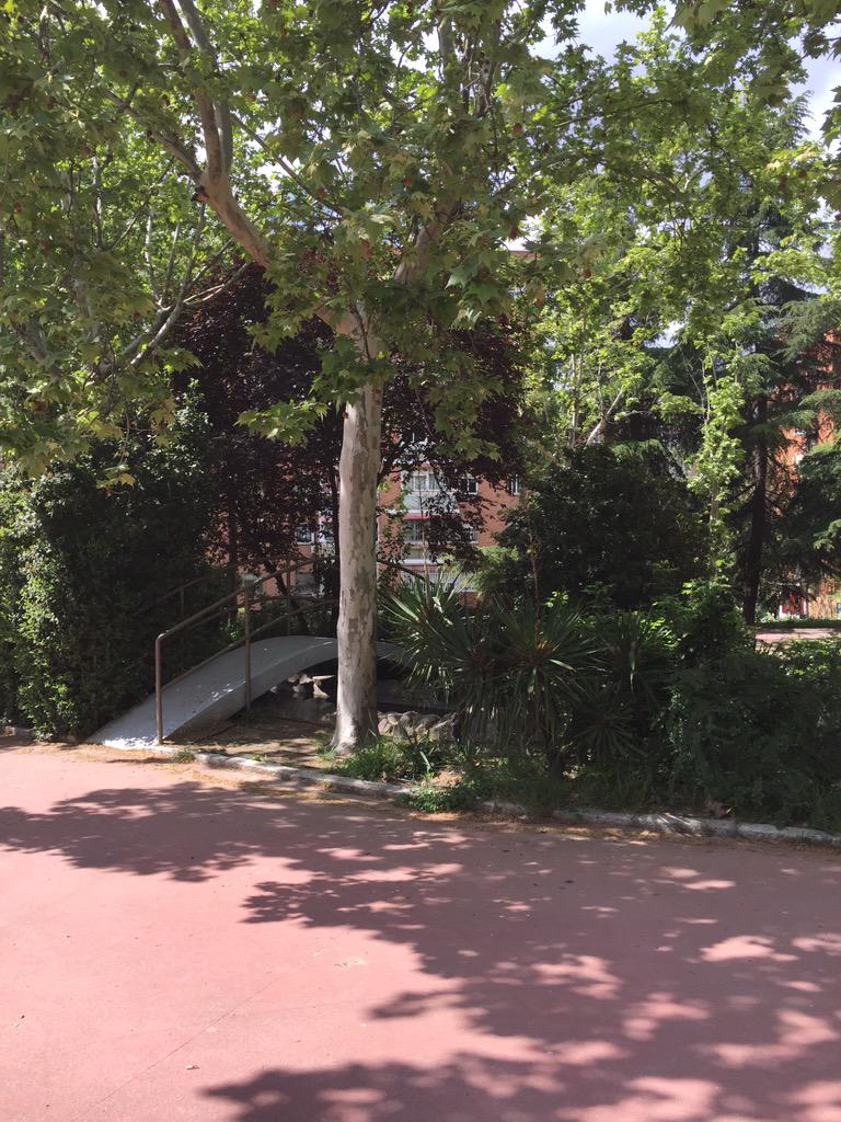 martasebastian's tweet photo. Pasear un rato por los rincones de mi infancia #ParqueZ #Moratalaz http://t.co/mO5Z9C0sEj