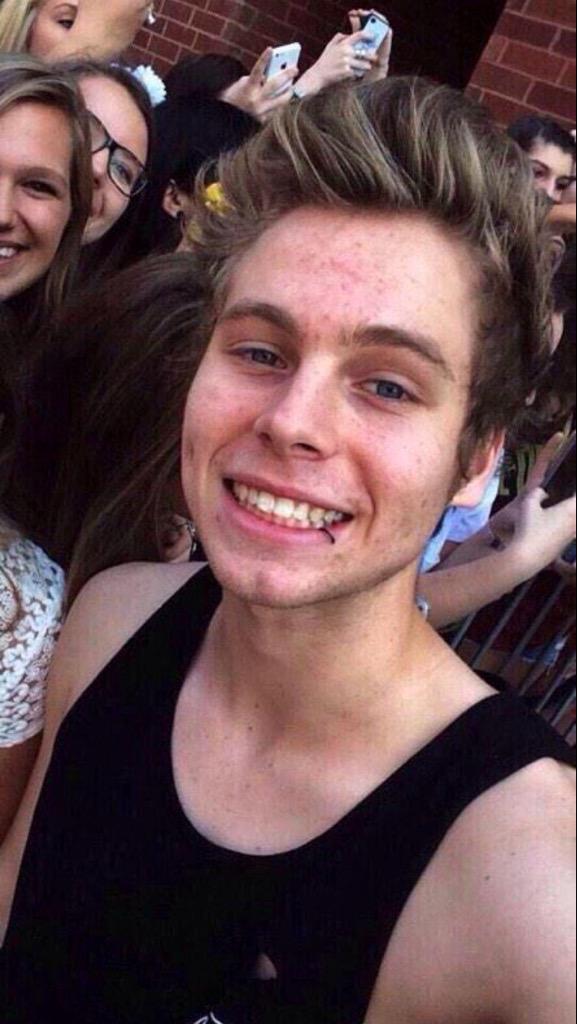 boopyblonde's tweet photo. let your timelines and eyes be blessed with acne luke http://t.co/oXMIRB1YMD