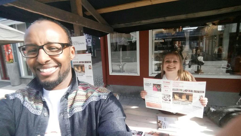 Heiiloo's tweet photo. En flott stand er satt opp i gågaten i Lillehammer @SAIHLILY deler ut verdens beste nyheter. Komkom! #vbn15 http://t.co/wY1Frq4Krd