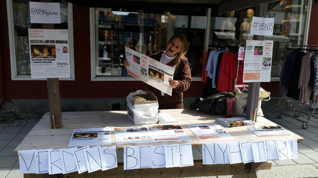 Heiiloo's tweet photo. En flott stand er satt opp i gågaten i Lillehammer @SAIHLILY deler ut verdens beste nyheter. Komkom! #vbn15 http://t.co/wY1Frq4Krd