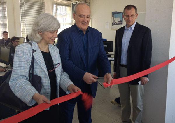 italiaonline_it's tweet photo. #regalidiclasse @AntonioConverti inaugura con @PatQuartieri aula informatica Italiaonline al liceo Volta di Milano http://t.co/54e6RjV3On