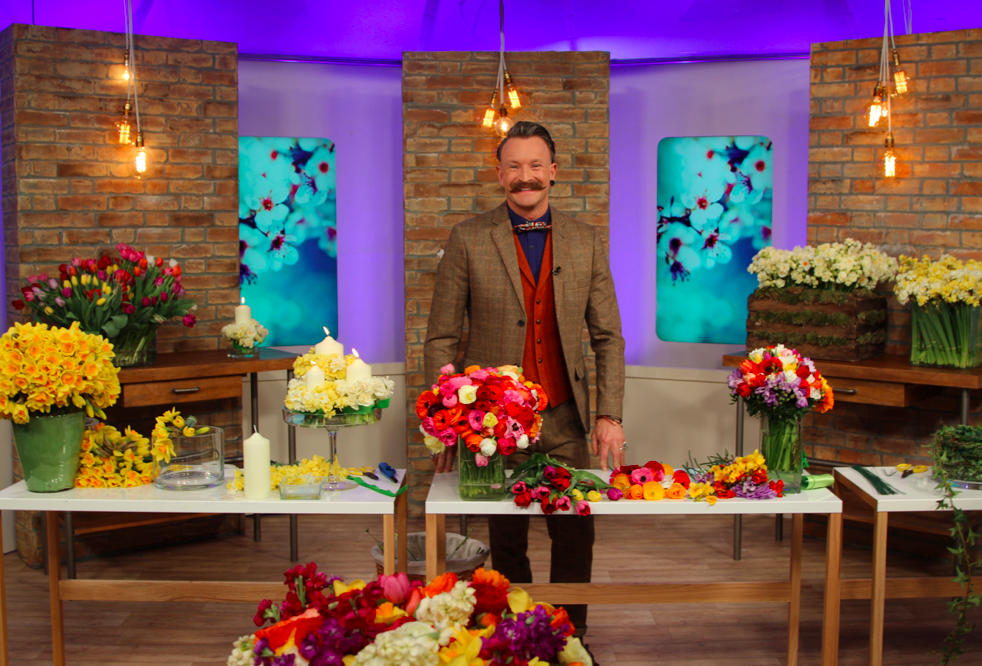 thismorning's tweet photo. #SpringBloomers now with royal florist @SimonLycett http://t.co/5dtUJ8LliC http://t.co/ddNxZ7VLR6
