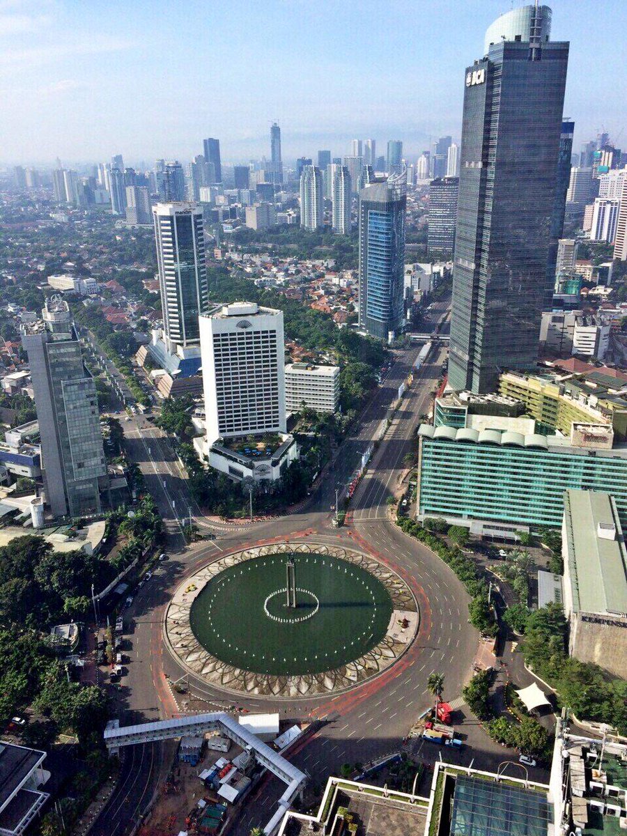 TMCPoldaMetro's tweet photo. 17:08 Ada perjalanan Delegasi #KAA2015, sementara Kawasan Bunderan HI Jakpus lalin dialihkan. http://t.co/PvScwNWIct