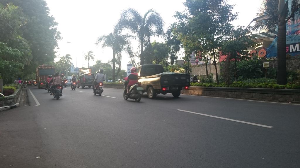 Kondsi lalin jl. Ry siliwangi (ekalokasari plaza)
HATI2 DLM BERKENDARA JAGA KSELAMATAN ANDA,PATUHI RAMBU LALULINTAS