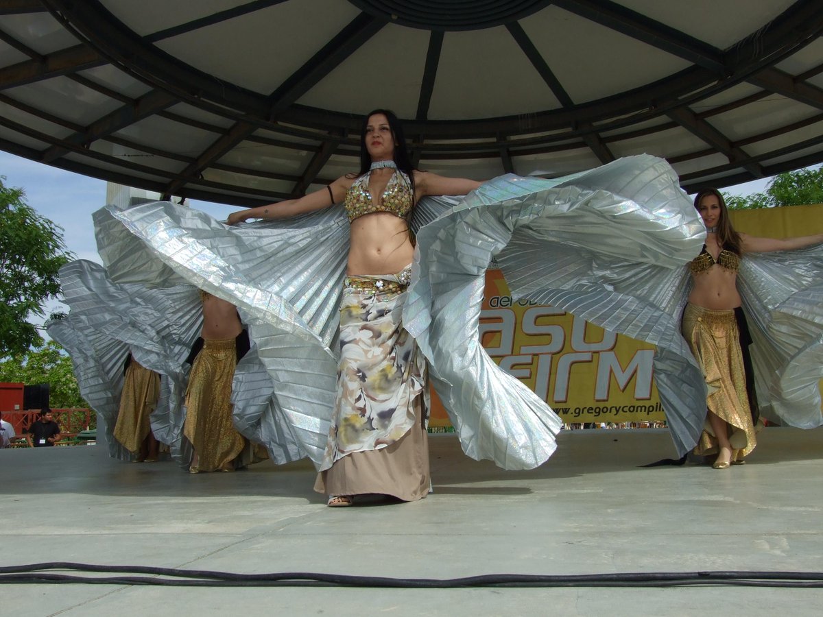PasoFirmeALC's tweet photo. Las escuelas de #baile son nuestro mayor valor. ¡Cómo aprendemos de ellas! #PasoFirme @BellydanceJade http://t.co/Y0SSlaXatz