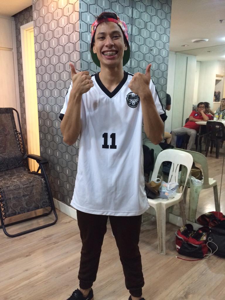 TV5manila's tweet photo. Nag-isip daw siya ng way para maiba sa apat na solo performers. Magustuhan kaya ito ng judges sa Sunday? #MoveItTV5 http://t.co/K2Yp7E4YX6