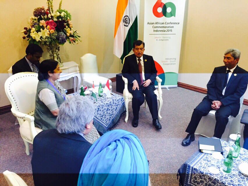 Pak_JK's tweet photo. Pertemuan Bilateral Indonesia dengan India. #KAA2015 http://t.co/s8O7q1cNaM