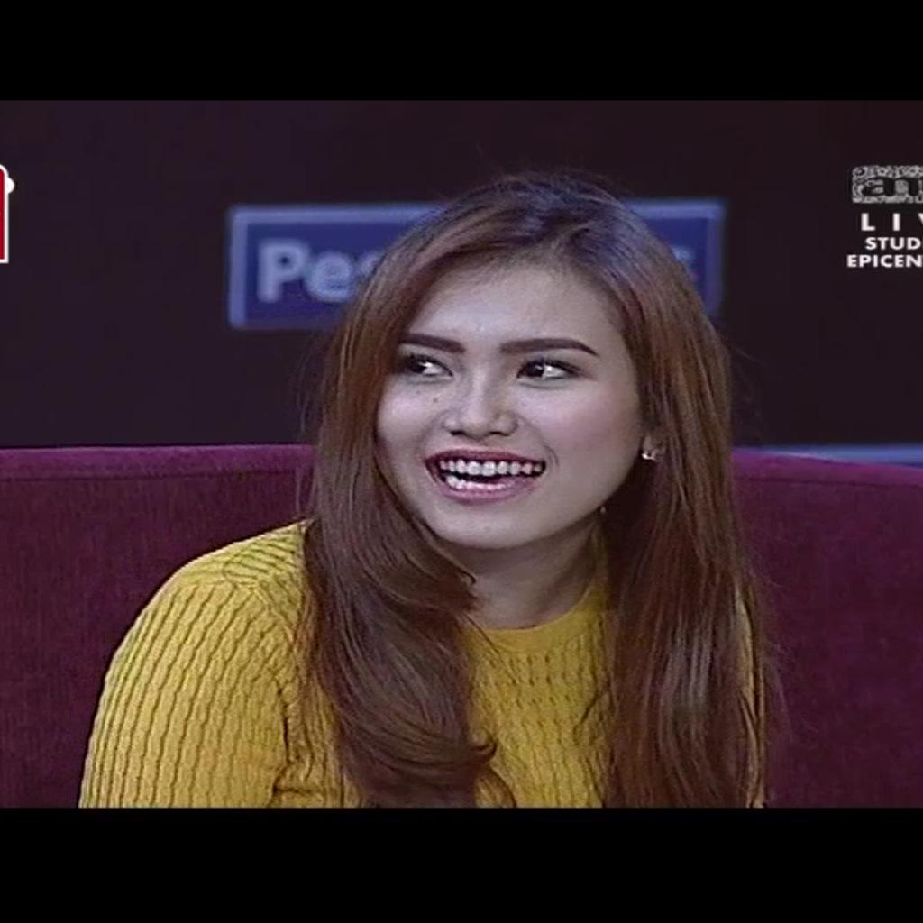ayu_kathy's tweet photo. Lihat tangan Shaheer memegang ke jantungnya bererti bener2 dri htinya yg paling dlm..@Shaheer_S @ayutingting_new http://t.co/RkDvUSd1A2