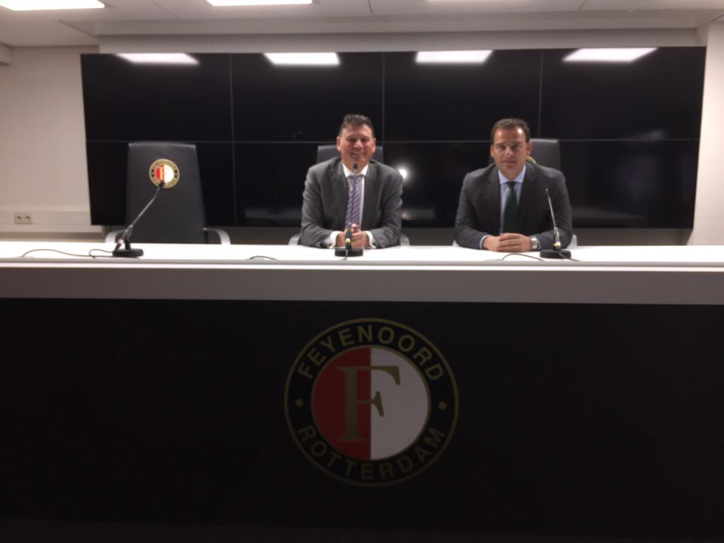 BotlekBusiness's tweet photo. Eerst de ALV in #perscentrum dan een presentatie van #EdwinvanGoozen van @Feyenoord. Tot slot een heerlijk #buffet. http://t.co/oiiimRpA3Q