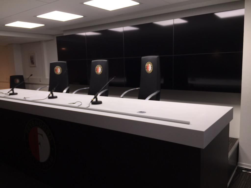 BotlekBusiness's tweet photo. Eerst de ALV in #perscentrum dan een presentatie van #EdwinvanGoozen van @Feyenoord. Tot slot een heerlijk #buffet. http://t.co/oiiimRpA3Q