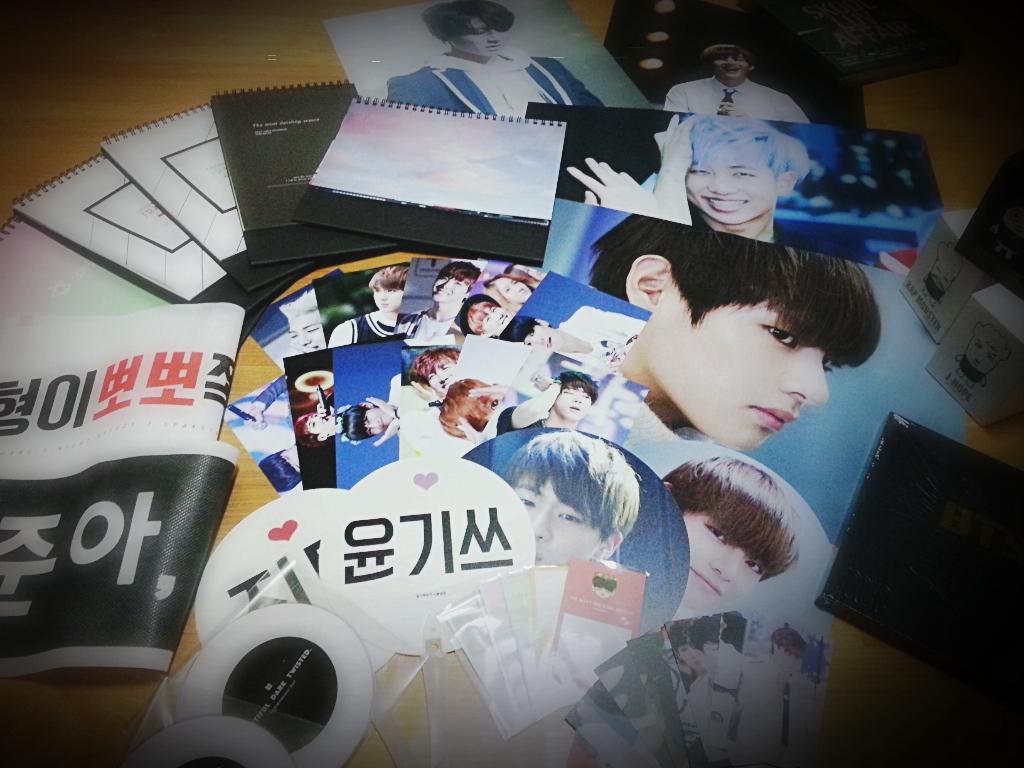 BTS_begins's tweet photo. 럭키박스 당첨자분들 내일 드디어 배송됩니다! 어느박스에 무엇이 들어갈지는 모름! 이 중 랜덤으로 들어갑니다😁 조금만 기다려주세요! 늦어져서 죄송합니다😭😭 http://t.co/J5JkgFOYrB