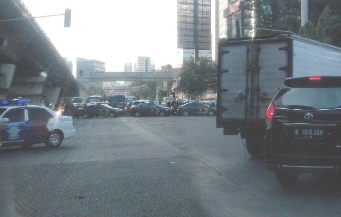 TMCPoldaMetro's tweet photo. 17:40 Ada perjalanan Delegasi #KAA2015, sementara S. Parman arah ke Semanggi dialihkan ke Perjernihan. http://t.co/y0XgJotaS1 @zidich