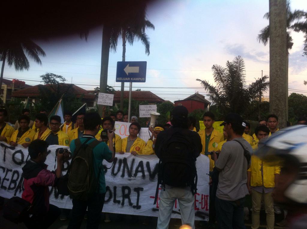 BEMUI_Official's tweet photo. Pernyataan sikap oleh @andiauliar atas nama BEM se UI yang menolak pengangkatan Budi Gunawan  menjadi Wakapolri http://t.co/Xs3ADKU5CZ