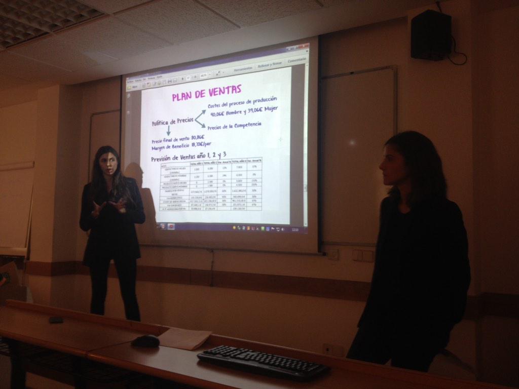 Univ_Villanueva's tweet photo. Alumnos del área de Empresa exponen sus proyectos y realidades empresariales como Trabajos Fin de Grado. http://t.co/8l6hGPWtKN