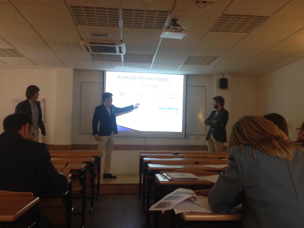 Univ_Villanueva's tweet photo. Alumnos del área de Empresa exponen sus proyectos y realidades empresariales como Trabajos Fin de Grado. http://t.co/8l6hGPWtKN