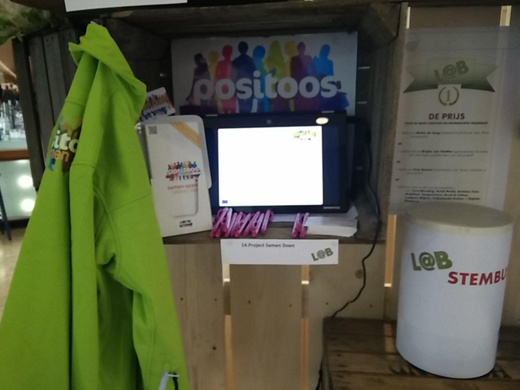 PrSamenDoen's tweet photo. Samen Doen expo in kistje. Kom kijken op @LeefbaarheidNB Lokale munt als motor voor #participatie . @Gemeente_Tholen http://t.co/TbkuXnEuGX