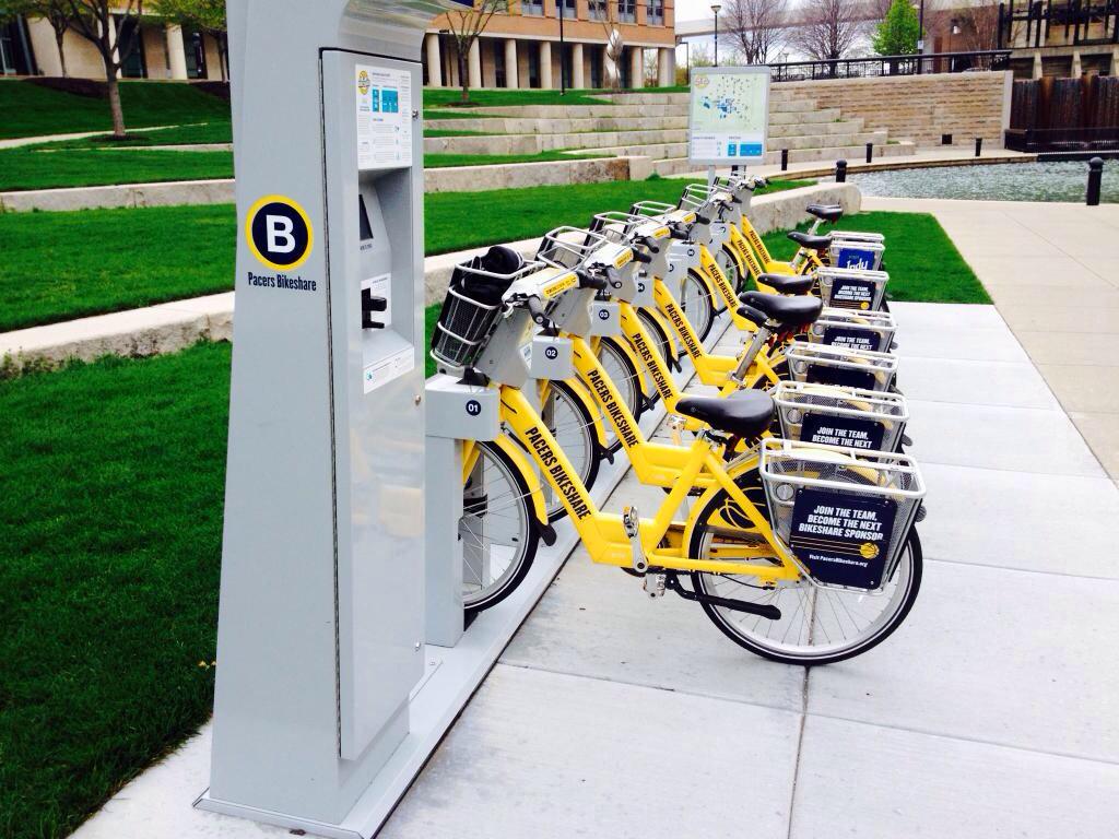IU_Health's tweet photo. TELL EVERYONE! Free rides today! Use a card @PacersBikeshare for $0. Charges apply over 30 mins. #IUHealthFreeRides http://t.co/Zw8ndRhT8w