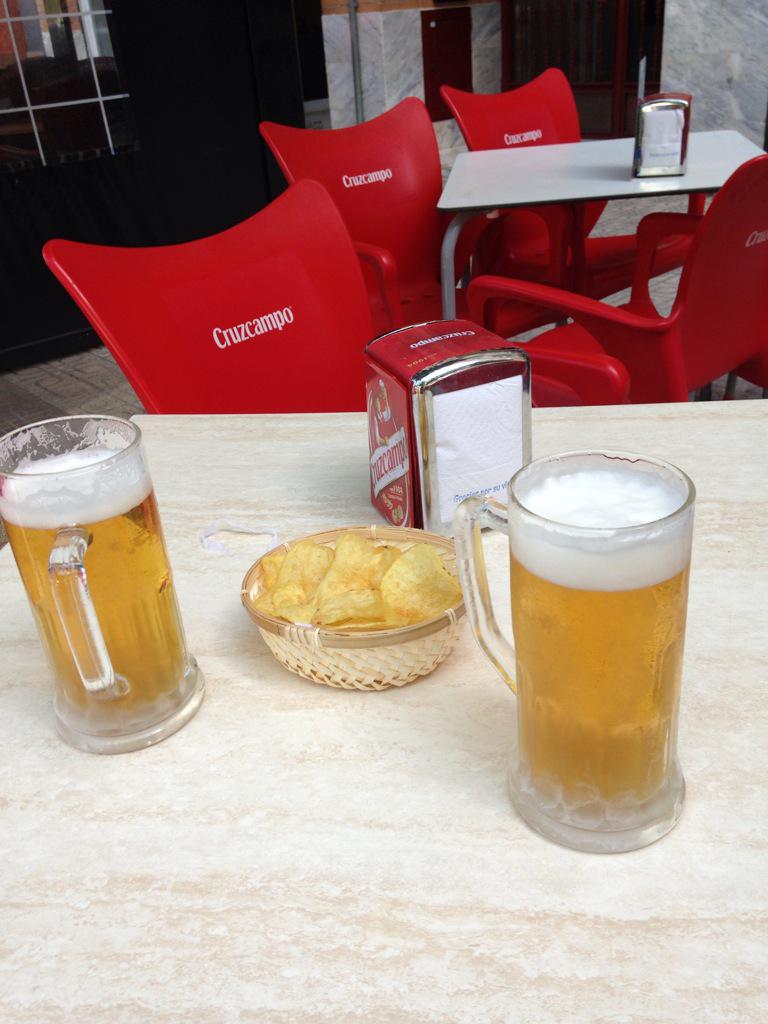 ivan_guisado's tweet photo. con @rarghe1 tomando unas pintitas pero no decimos donde por seguridad en la red jajajaja http://t.co/O4rbp0pVvm