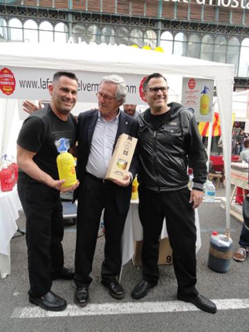 FVermutillo's tweet photo. Aquí ens teniu explicant-li el projecte a l'alcalde @xaviertrias a @CreuCobertaShop. Gràcies alcalde! #vermut http://t.co/BKSEC7rpCH