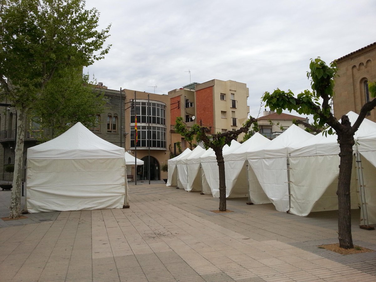 ajparets's tweet photo. Ha començat, a la plaça de la Vila, el muntatge de totes les carpes que demà acolliran les activitats de Sant Jordi http://t.co/C0JmeCVp7U