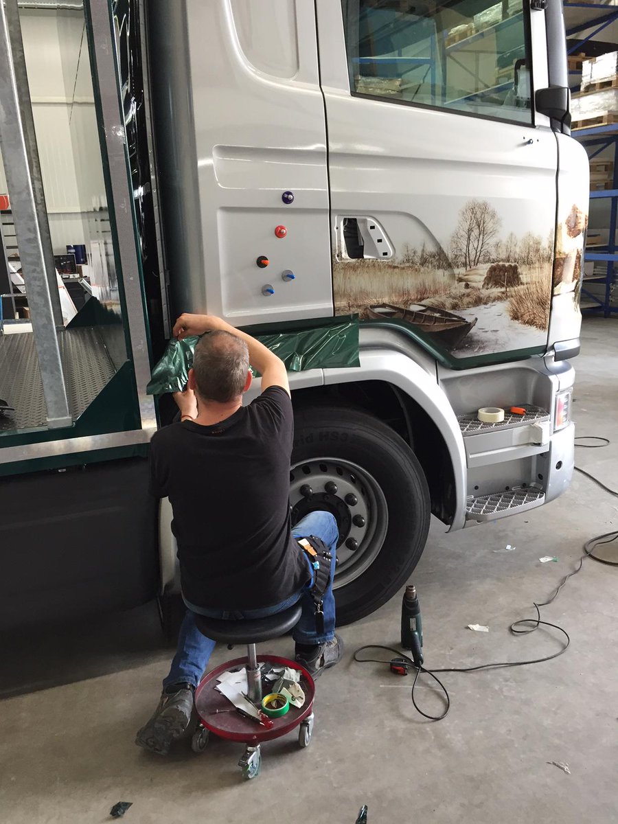 PrestigeXLprint's tweet image. Bezig met #artistieke #autosigning voor @verhoekriethandel met illustraties van #GalerieFrederikWeijs