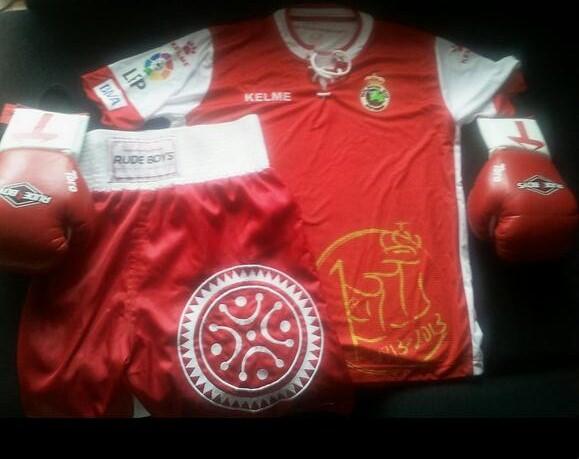 ivansalcines's tweet photo. Me sumo!! Pujar por estos guantes mios, el dinero sera para acciones de @realracingclub #OportunidadRRC @RMCantabria http://t.co/BdxqQB4ZBI