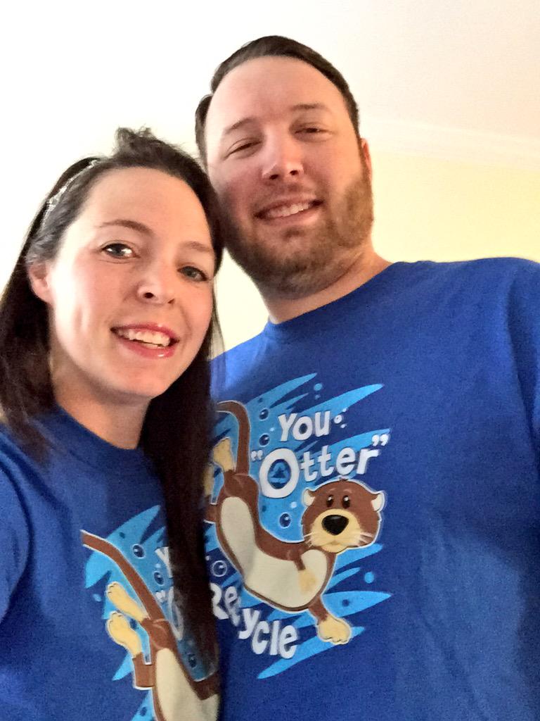 c_lean4's tweet photo. Twinning in our earth day shirts!!! @mattaubel http://t.co/rwBCX93hsc