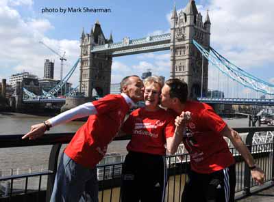 AthleticsImages's tweet photo. Inaugral @LondonMarathon winners @dickbeardsley #joycesmith and #ingesimonsen re-enact their 1981 victory kiss http://t.co/Bdy5x1konZ