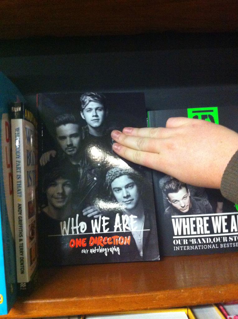 Swanipool97's tweet photo. Are people still sad about this ? #onedirection #OneDirectionBestDramas http://t.co/vn3hPnybU0