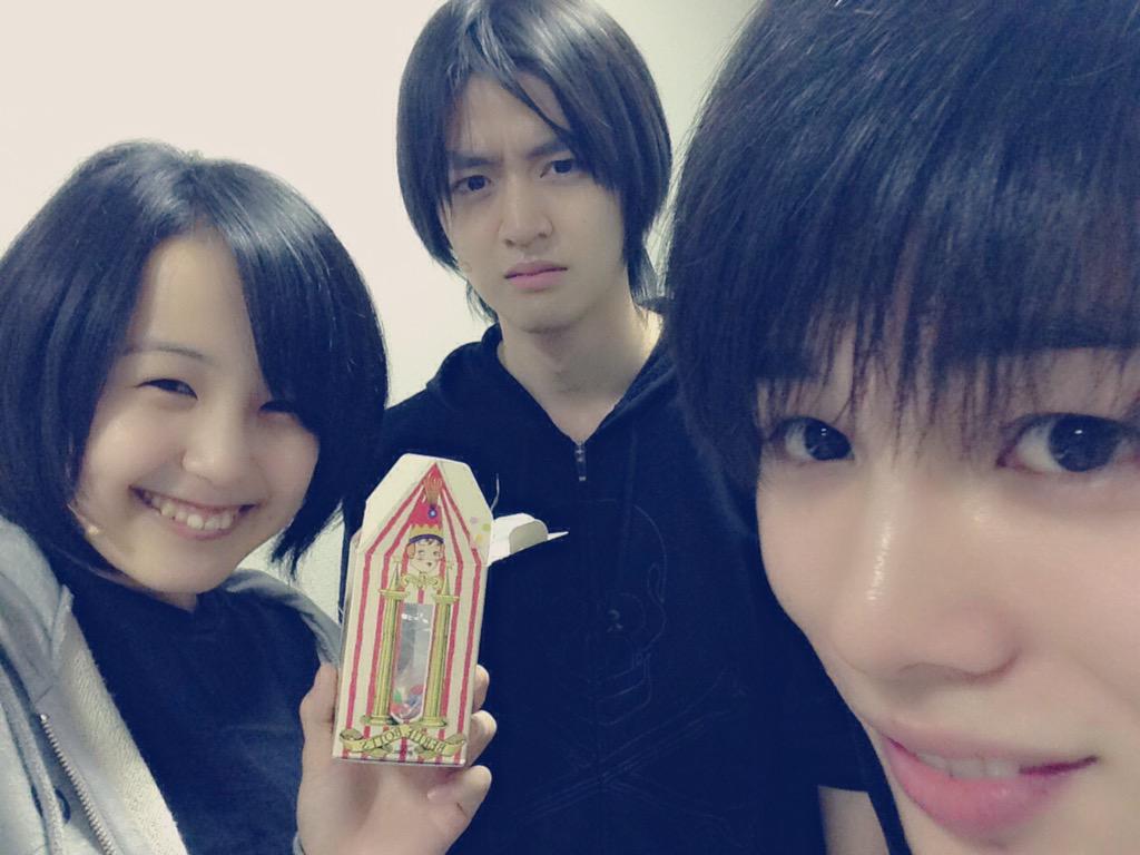 宮城、劇場入りしました！
第八班でスタッフさんからのおみやげ、百味ビーンズ対決。

キバくん シナモン味
シノくん 鼻くそ味
ヒナタ    草味

で、シノくんの負けです。
草はさ、ほら、草餅とかあるくらいだから…笑