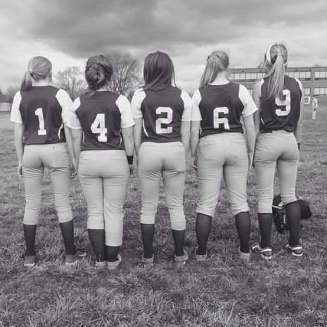 mackenzie_mount's tweet photo. Game day 💚💙 @mlovern14 @Paigeenicolee00 @ReedBailee http://t.co/T061rdzJyG