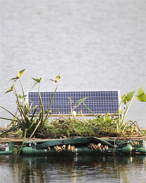 LANACION's tweet photo. Una boya que funciona con energía solar oxigenará el agua del lago Soldati http://t.co/YCSgWr97gI por @laurarocha http://t.co/UaPJJZcBUv