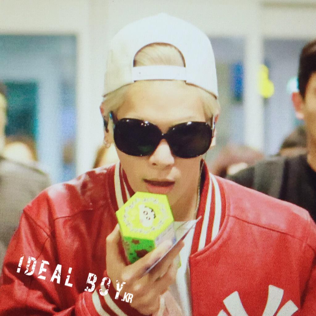 150422 Jonghyun @ Aeropuerto de Incheon {Llegada a Corea} CDMcIgkVAAAivrO