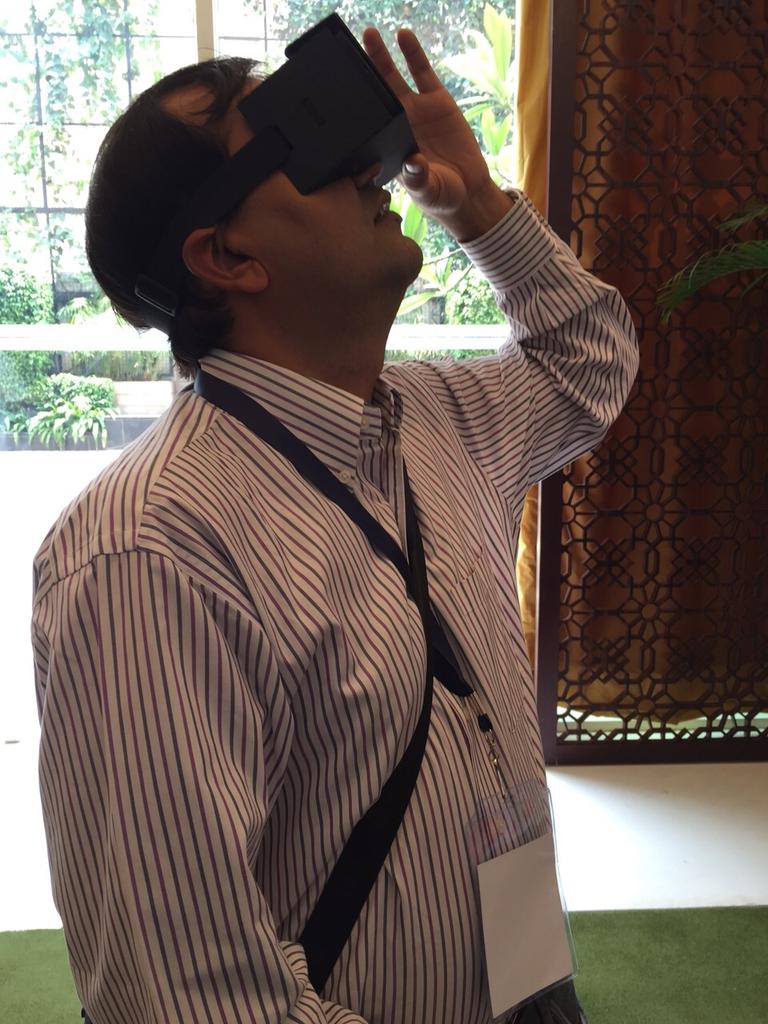 CF_Retina's tweet photo. @amitsomani trying the Commonfloor Retina and loving it! #ExperienceCFRetina http://t.co/xDd0iEjzXw