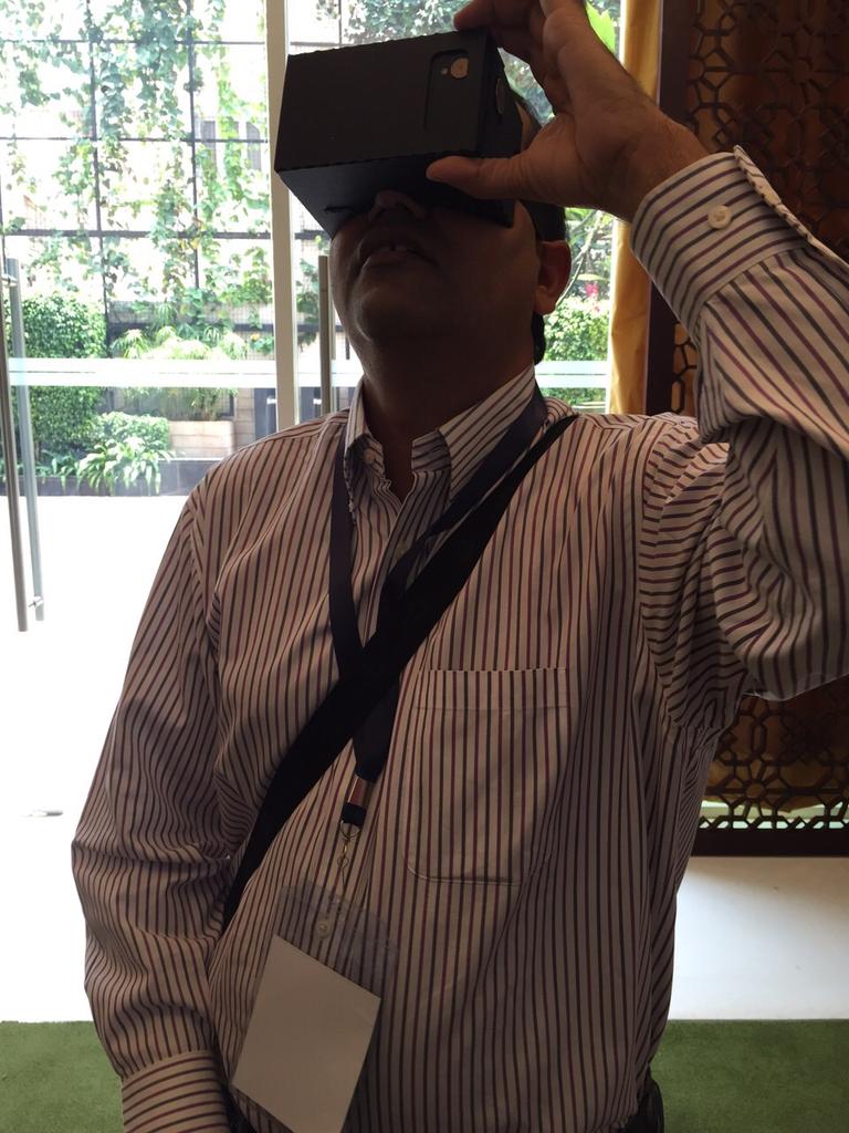 CF_Retina's tweet photo. @amitsomani trying the Commonfloor Retina and loving it! #ExperienceCFRetina http://t.co/xDd0iEjzXw