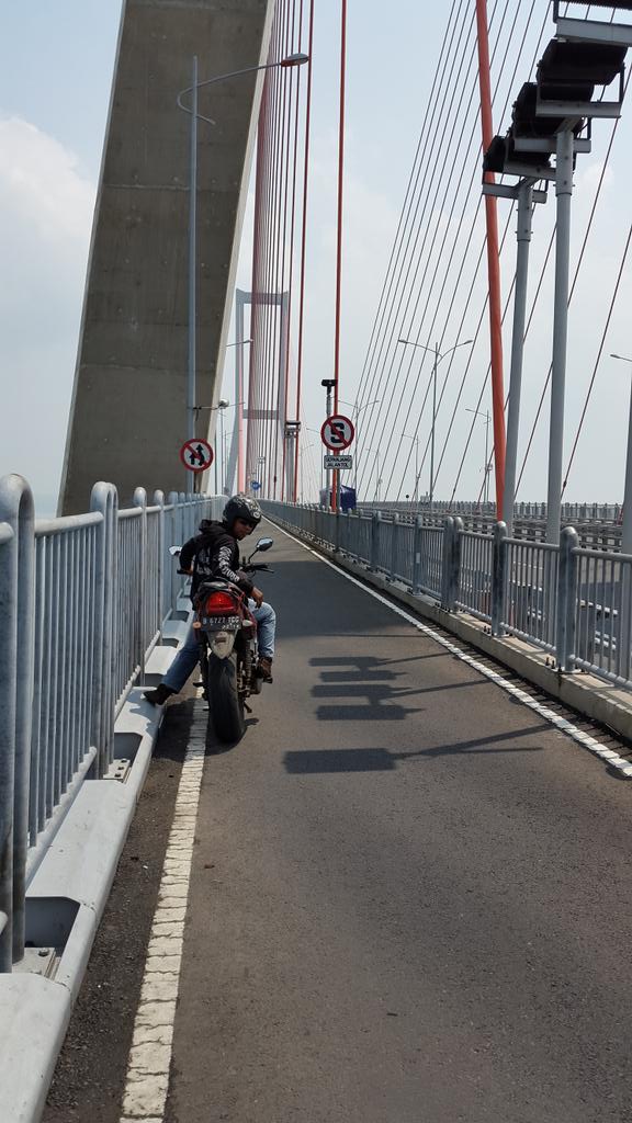 arif_cadel's tweet photo. Jembatan suramadu http://t.co/wNup6m9P5J