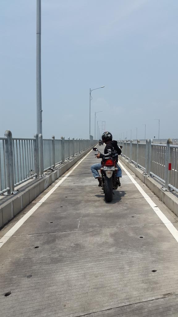 arif_cadel's tweet photo. Jembatan suramadu http://t.co/wNup6m9P5J