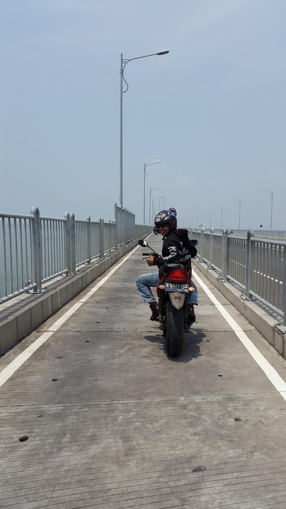 arif_cadel's tweet photo. Jembatan suramadu http://t.co/wNup6m9P5J