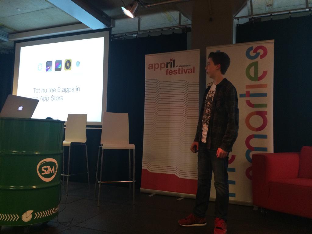 IlonaJens's tweet photo. en nu onze jongste spreker, 14 jaar, appontwikkelaar en designer erik van der plas!#AppEdu15 #apprilfestival http://t.co/xAYJrWzGdh
