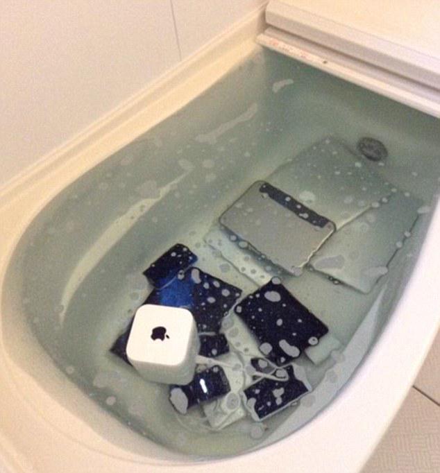 DailyMail's tweet photo. Japanese woman dumps lying lover's entire Apple collection in the bath http://t.co/yBZxMOLUe5 http://t.co/TV4CtFSRNs