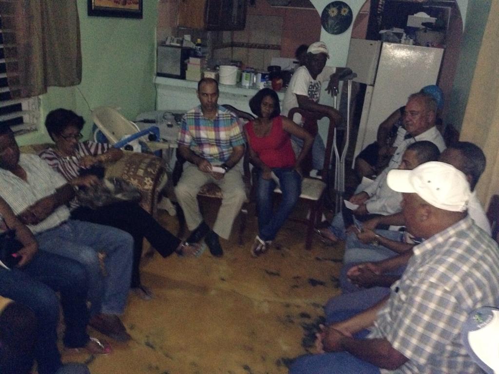 Emilduran's tweet photo. Con los compañeros de Los Dominguez y Los Bordas.  Solo se gana con @luisabinader http://t.co/sLMTU71O4t