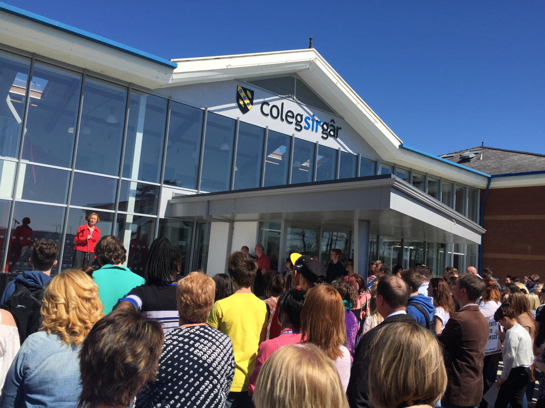 kel17's tweet photo. Very grateful to @NiaGriffithMP FOR SUPPORT TODAY @Colegsirgar #llanelli #FECrisis http://t.co/wPBcDYNq5S