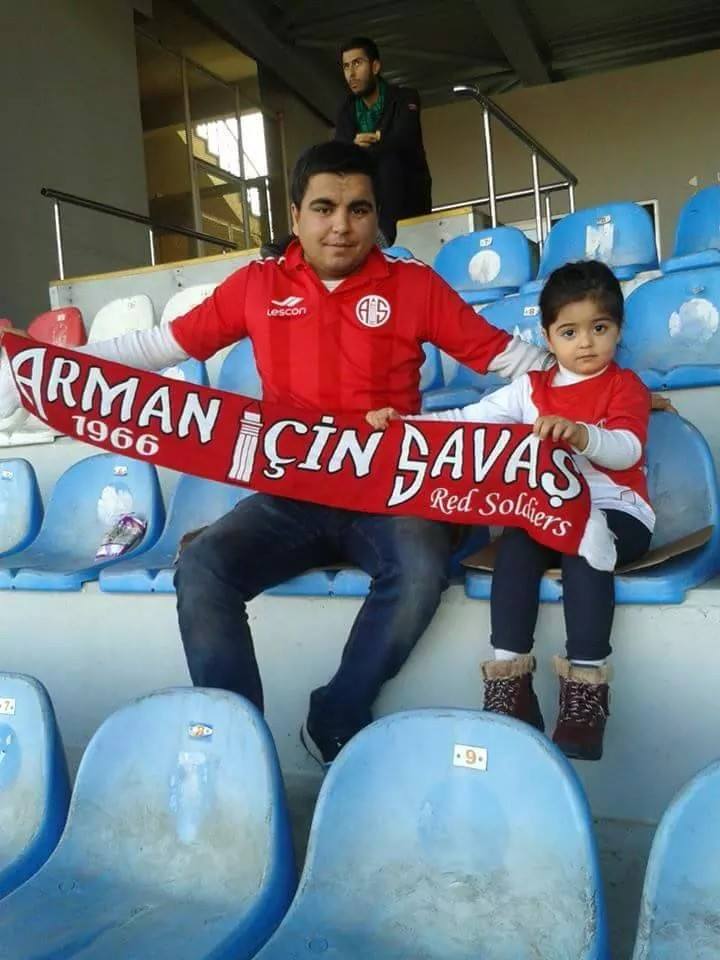 tribundergi's tweet photo. "Yaşadığın yerin takımını destekle" diyince fotoğraflar yağmaya başladı. (Arif Kocabıyık yolladı) http://t.co/DEx7IMg735