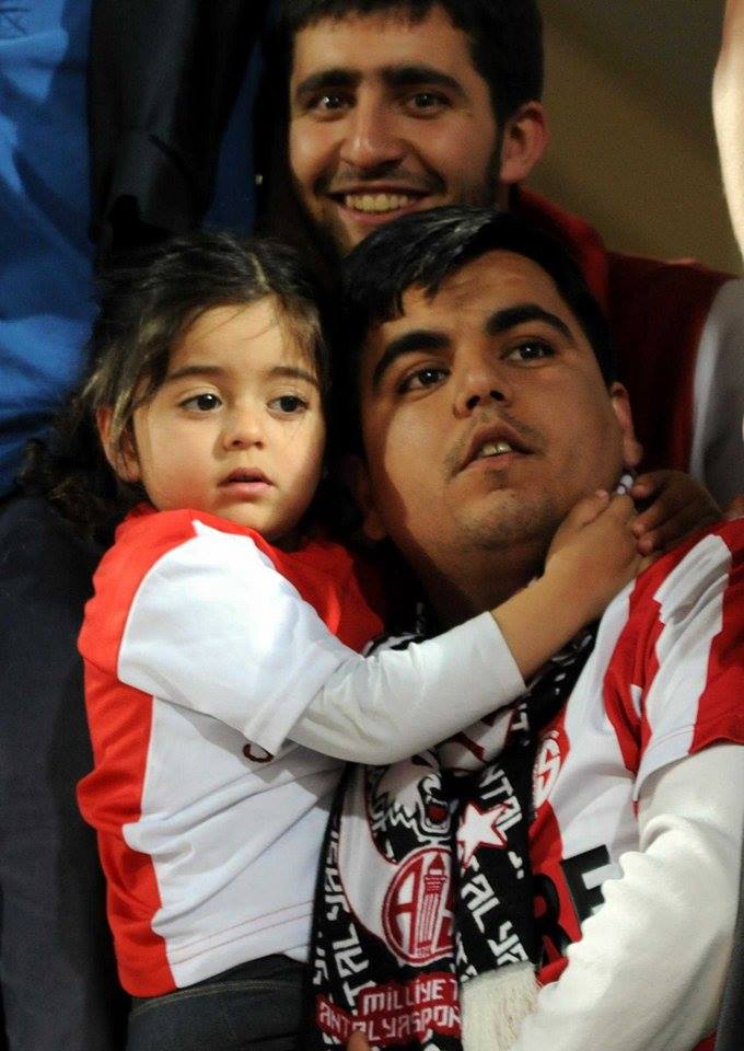 tribundergi's tweet photo. "Yaşadığın yerin takımını destekle" diyince fotoğraflar yağmaya başladı. (Arif Kocabıyık yolladı) http://t.co/DEx7IMg735