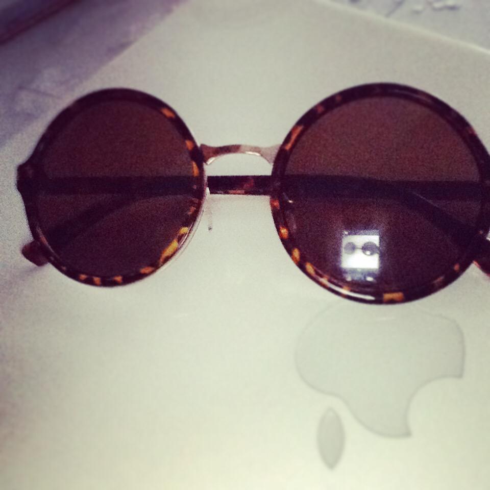 ImanWalpole's tweet photo. Mes nouvelles lunettes !!👀 http://t.co/nhtsqFc3cN
