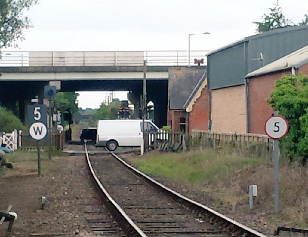 midnorfolkrly's tweet photo. Help keep everyone safe with this handy guide to using our Level Crossings. http://t.co/nwezxNkEKO http://t.co/91YuplkAO3 #Levelbest