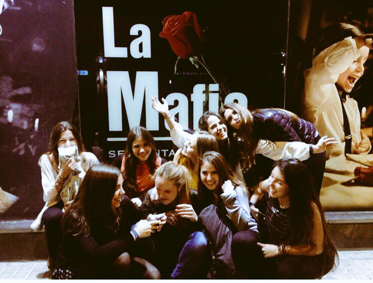 lamafiamanda's tweet photo. Anoche unas fans se hicieron foto en la discoteca de moda en toda España ! Y nos han rogado que la subiésemos ... http://t.co/Y2QALrtIdW